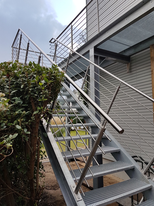 Treppe mit Edelstahl-Handlauf