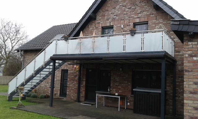 Vorsatzbalkon mit Geländer und Treppe
